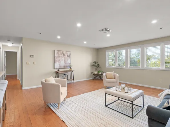 38 Dunham Rd APT 204, Beverly, MA 01915