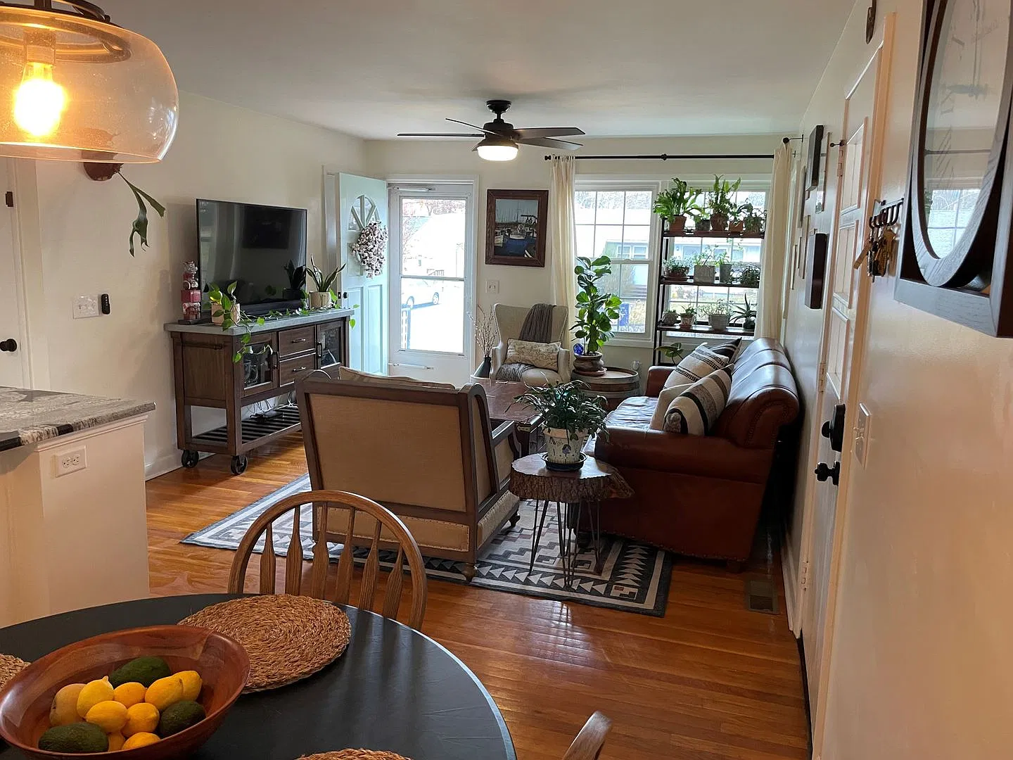 Sweet 3 BR, 1Ba home on quiet street in town — Photo 3