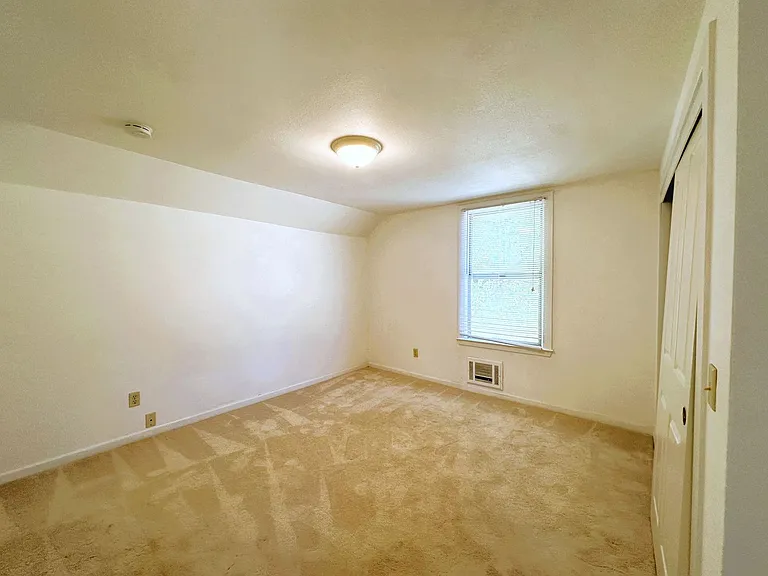 402 Ormsby Ln — Photo 16