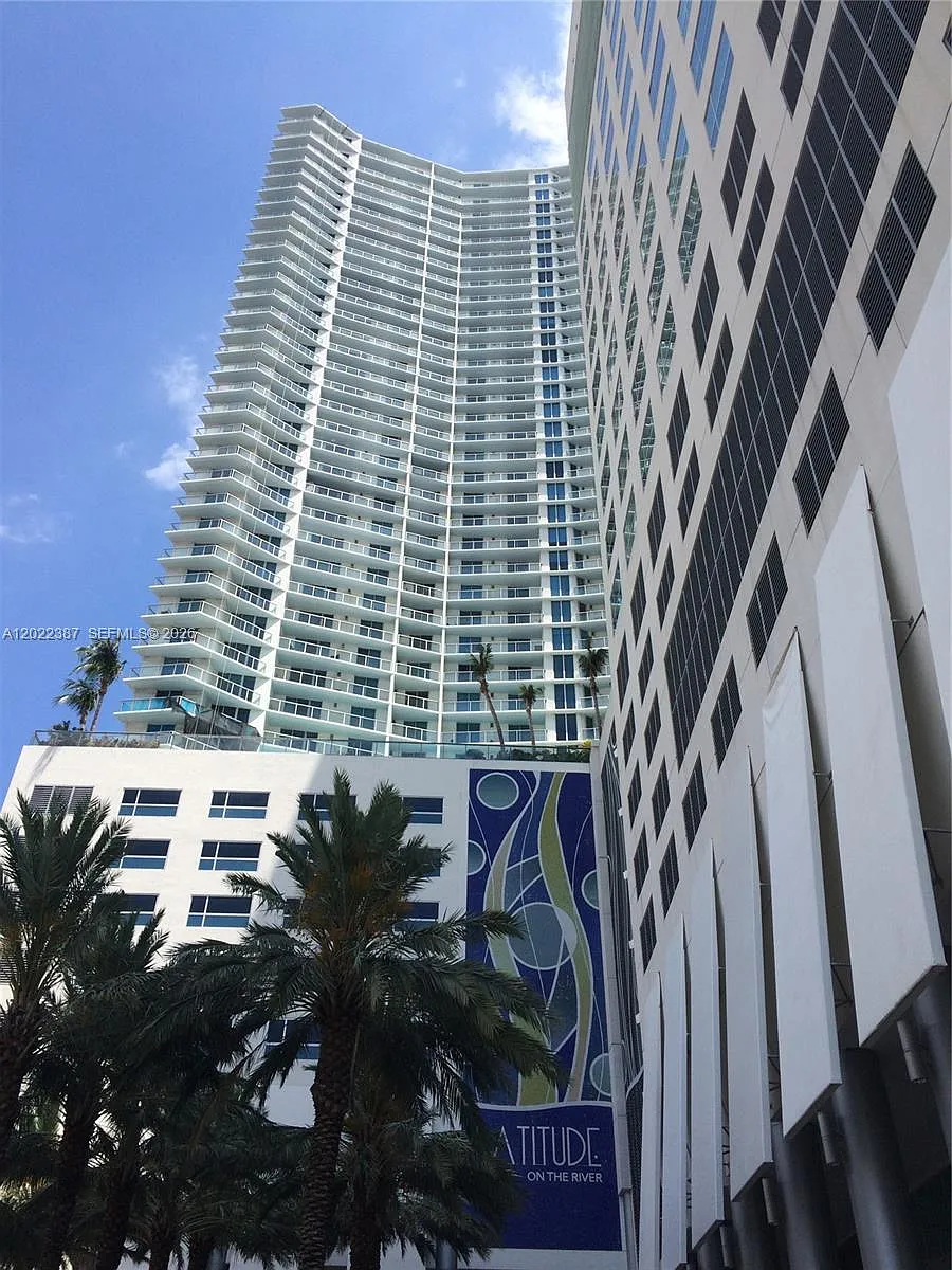 Building Photo - 185 SW 7th St #1611