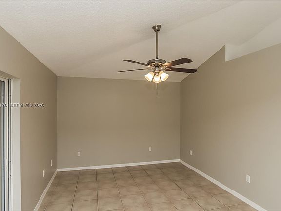 3rd image of 371 SW Feldman Ave