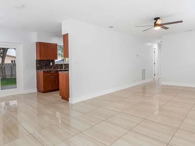 630 SW 28th Dr — Photo 4