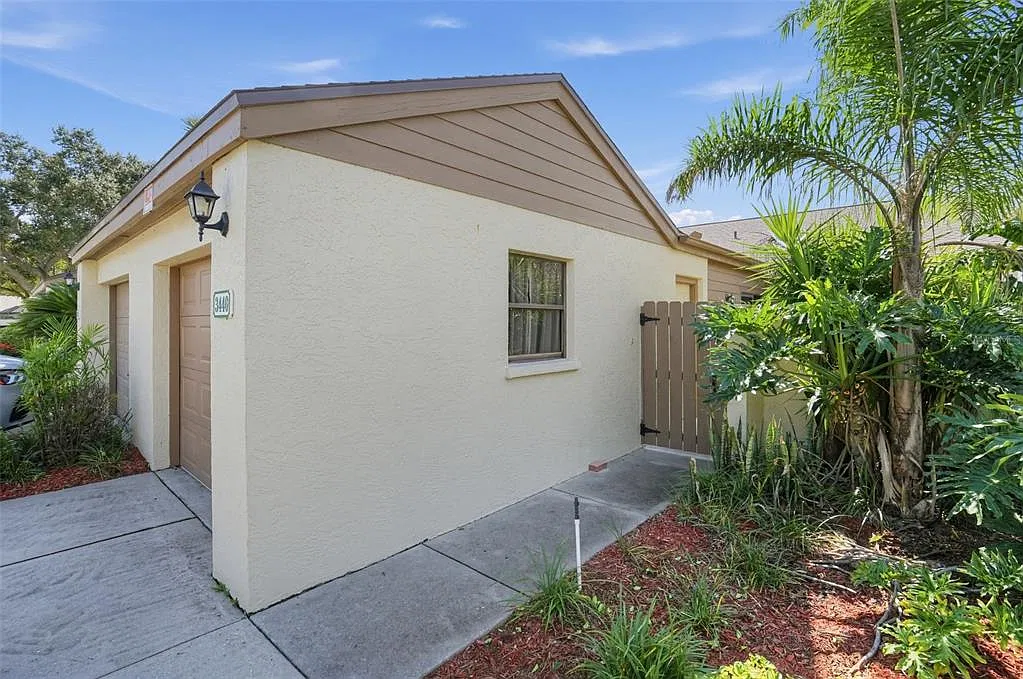 2 bed, 2.0 bath, 1073 sqft, $1,750 — Photo 2