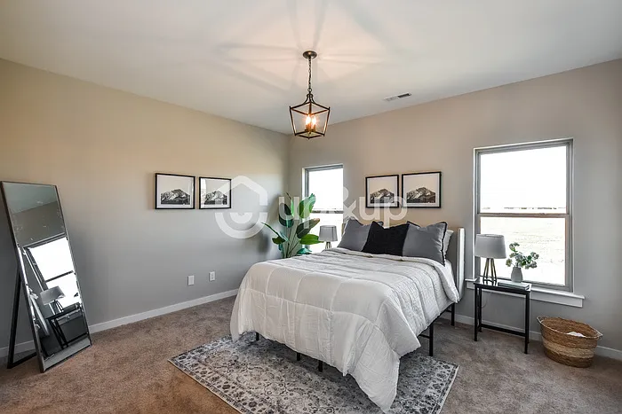 4 bed, 2.0 bath, 2040 sqft, $1,599 — Photo 3