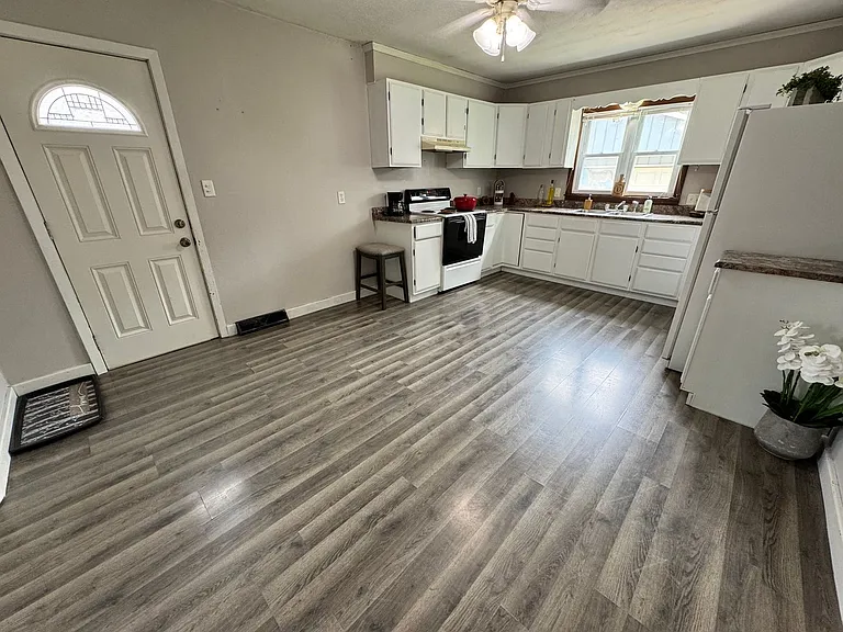 230 E Gilbert Dr — Photo 10