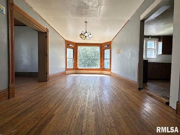 5th image of 221 N Oak St