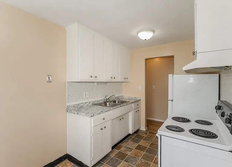 1015 York Ave — Photo 4