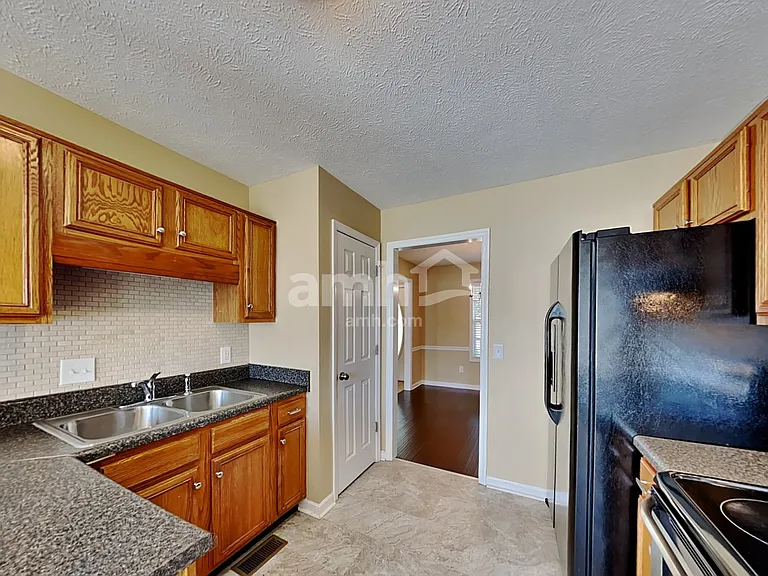 115 Crenshaw Dr — Photo 3