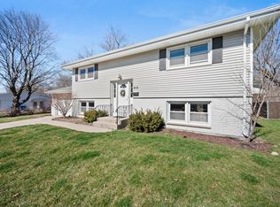 815 Sunnymeade Trl, Dekalb, IL 60115