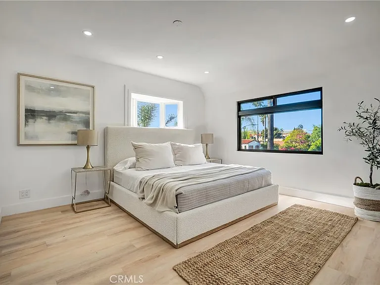 1145 S Longwood Ave — Photo 54