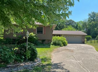 1038 N Country Ln, Peoria, IL 61604
