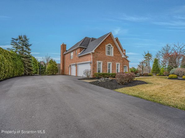 314 Glenmaura Dr, Moosic, PA 18507