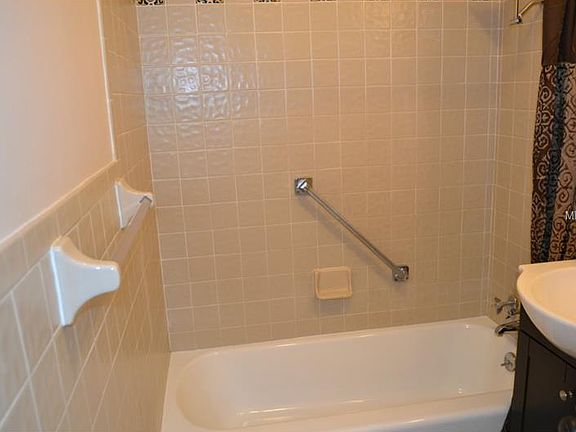 4th image of 107 Alexandria Ave