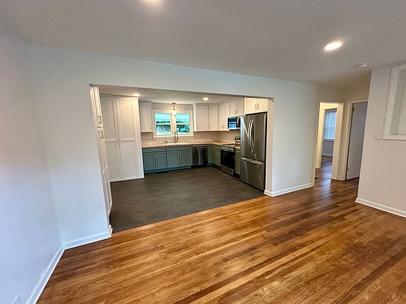 3rd image of 176 New York St