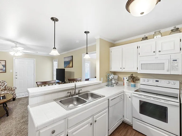 Northwood Luxury Apartments — Photo 7