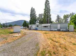 110 Hogue Dr, Selma, OR 97538