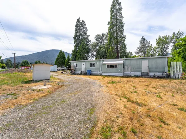 110 Hogue Dr, Selma, OR 97538