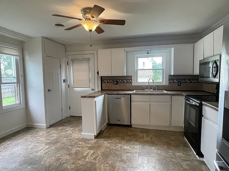 67 Carson Ave — Photo 3