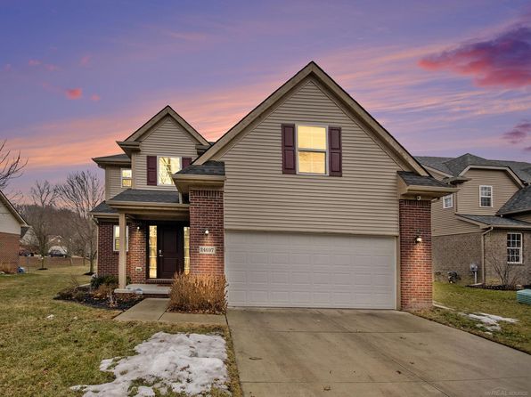 24697 Pembrooke Dr, Southfield, MI 48033