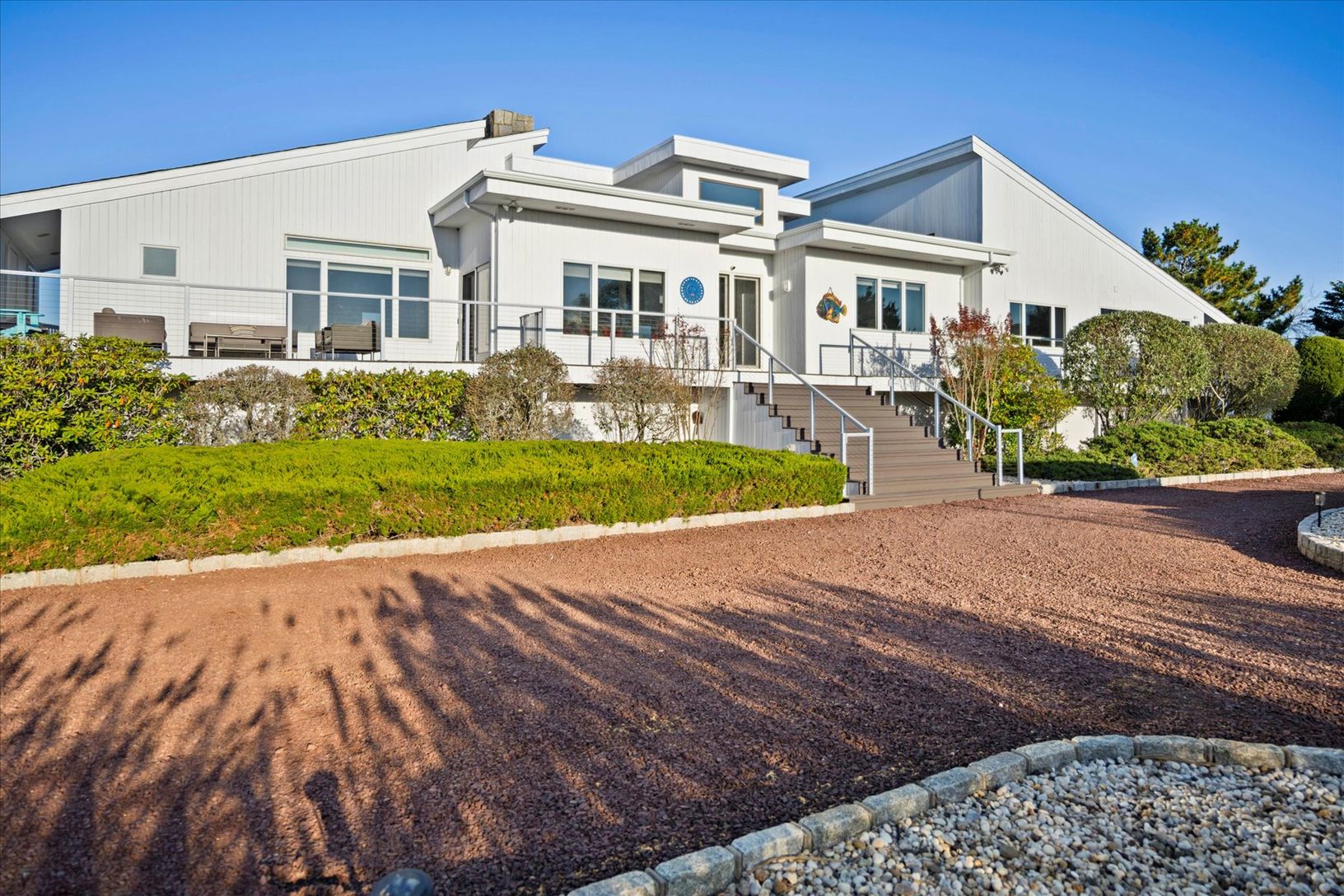  Impressive and welcoming front of home