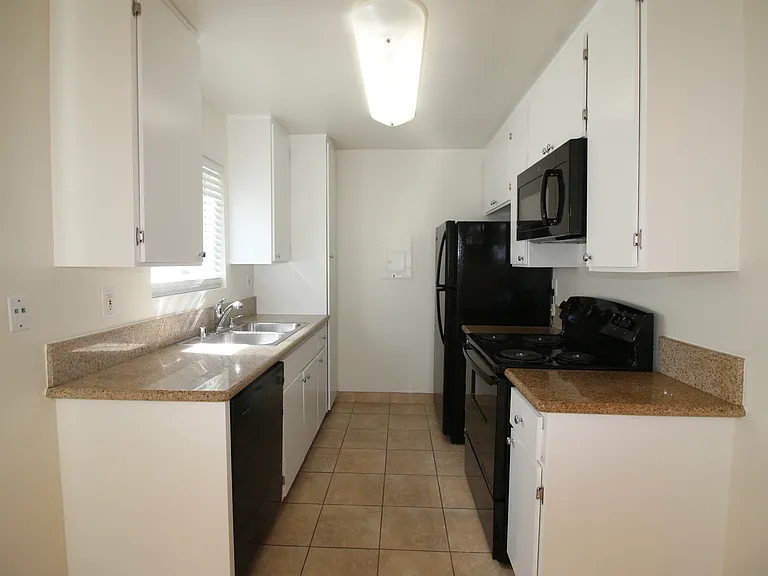 Nordhoff Apartments — Photo 6
