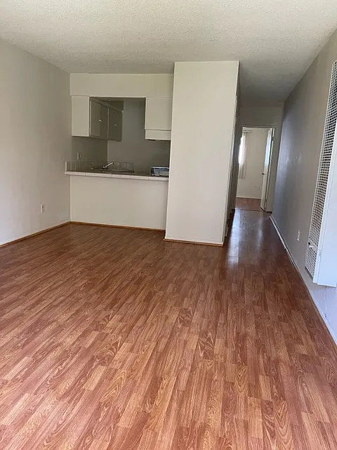 3 bed, 980 sqft, $2,425 — Photo 2