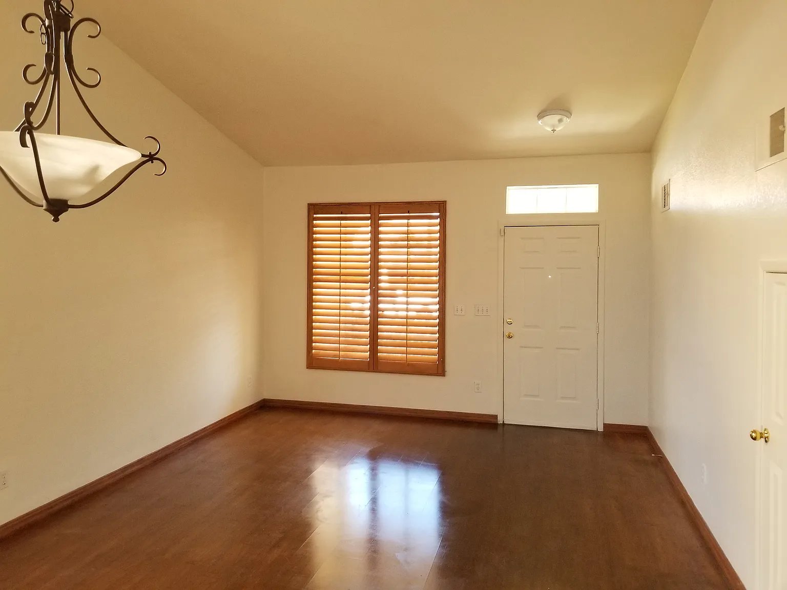 3 bed, 2.5 bath, 1688 sqft, $2,250 — Photo 3