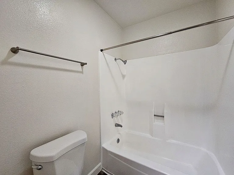 Lake Meadows Apartments — Photo 55