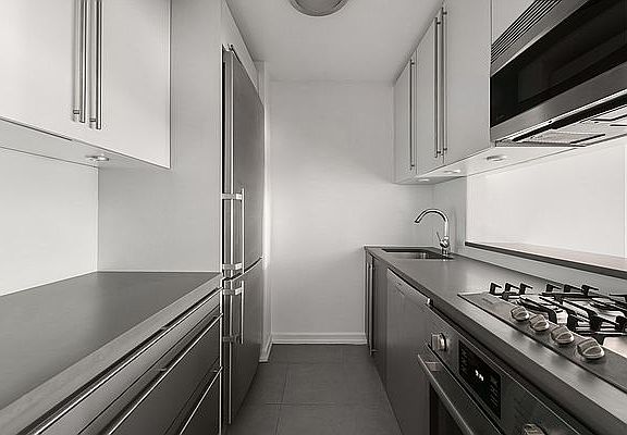 4th image of 301 E 79th St #9
