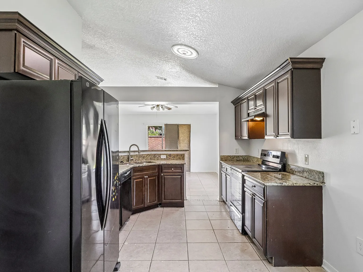 4 bed, 1874 sqft, $2,695 — Photo 3