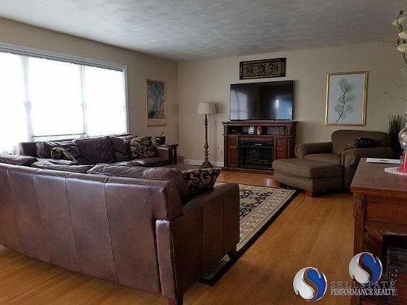 705 S 3rd Ceresco, NE 68017