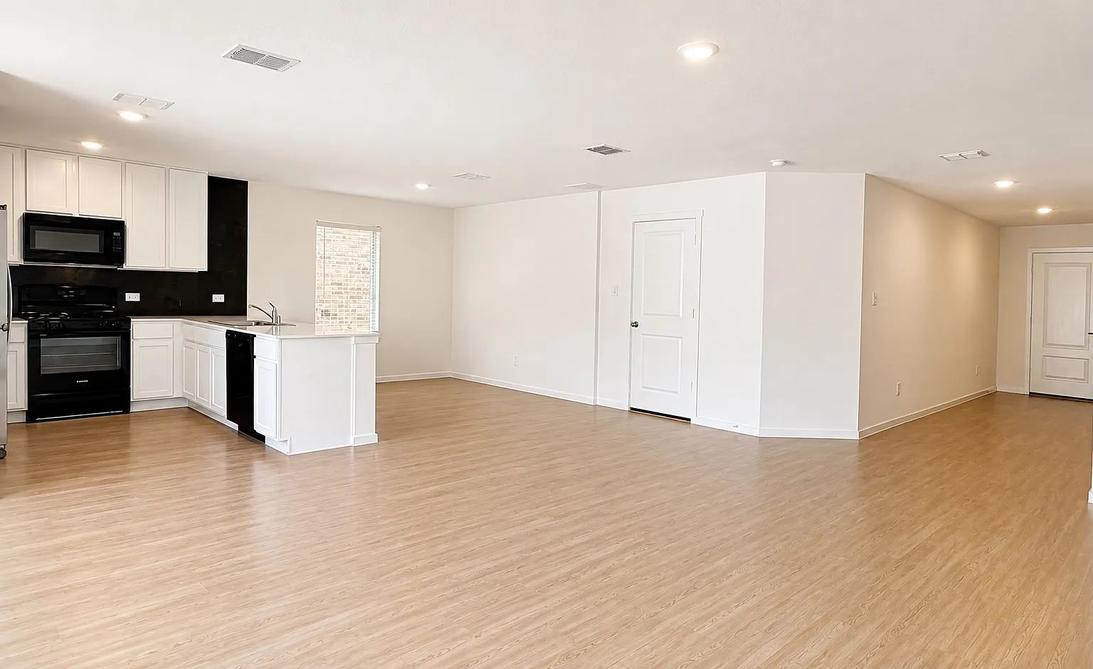 4 bed, 2056 sqft, $2,425 — Photo 4