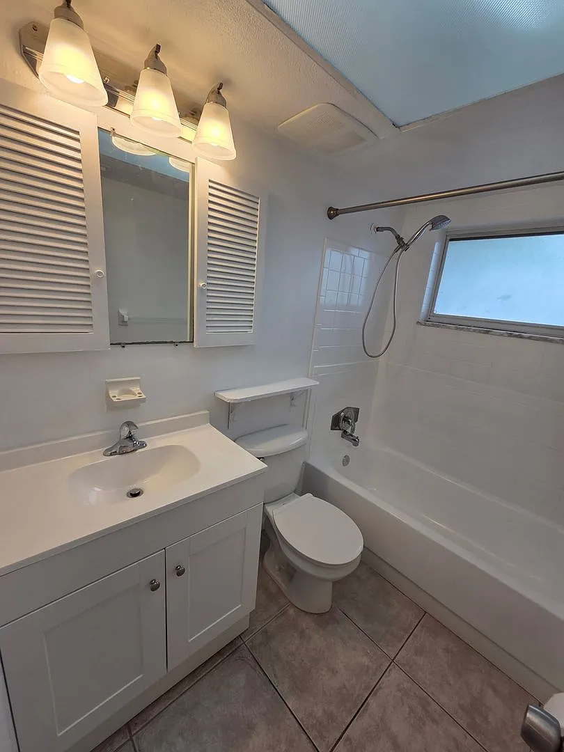 Three Bedroom Home In Jungle Terrace Neighborhood — Photo 4