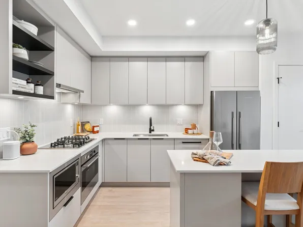 921 Grant St #109, Coquitlam, BC V3J 0S2