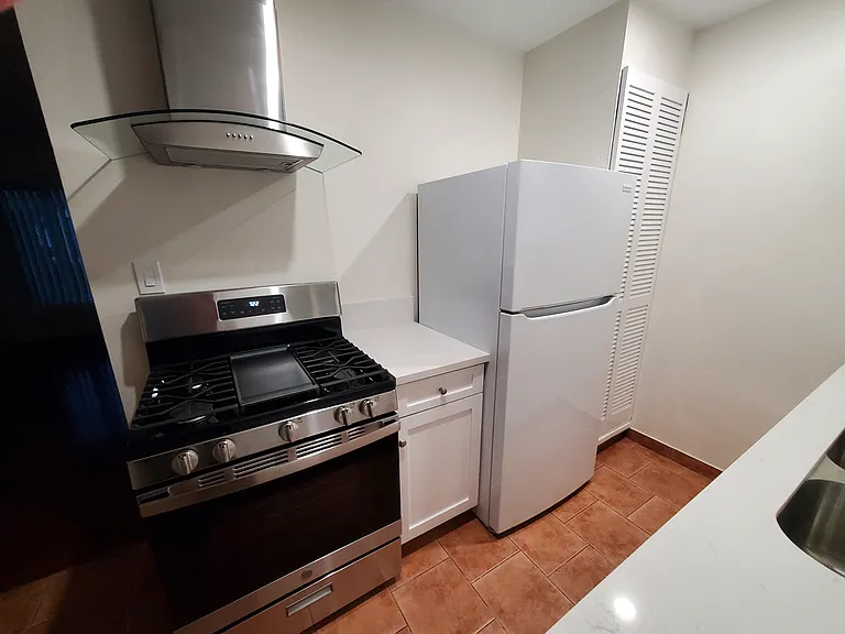 12812 Moorpark St — Photo 4