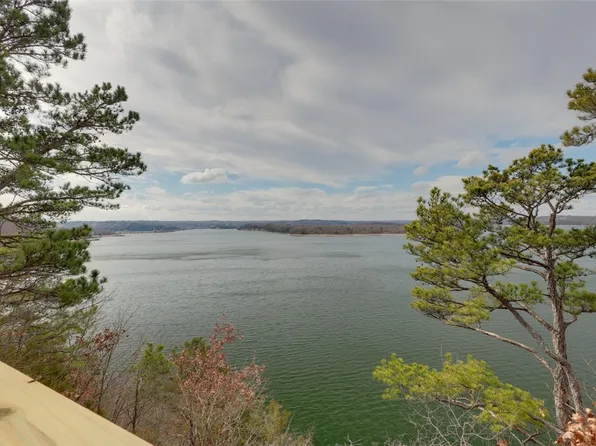 4 Oak Blf W, Rogers, AR 72756