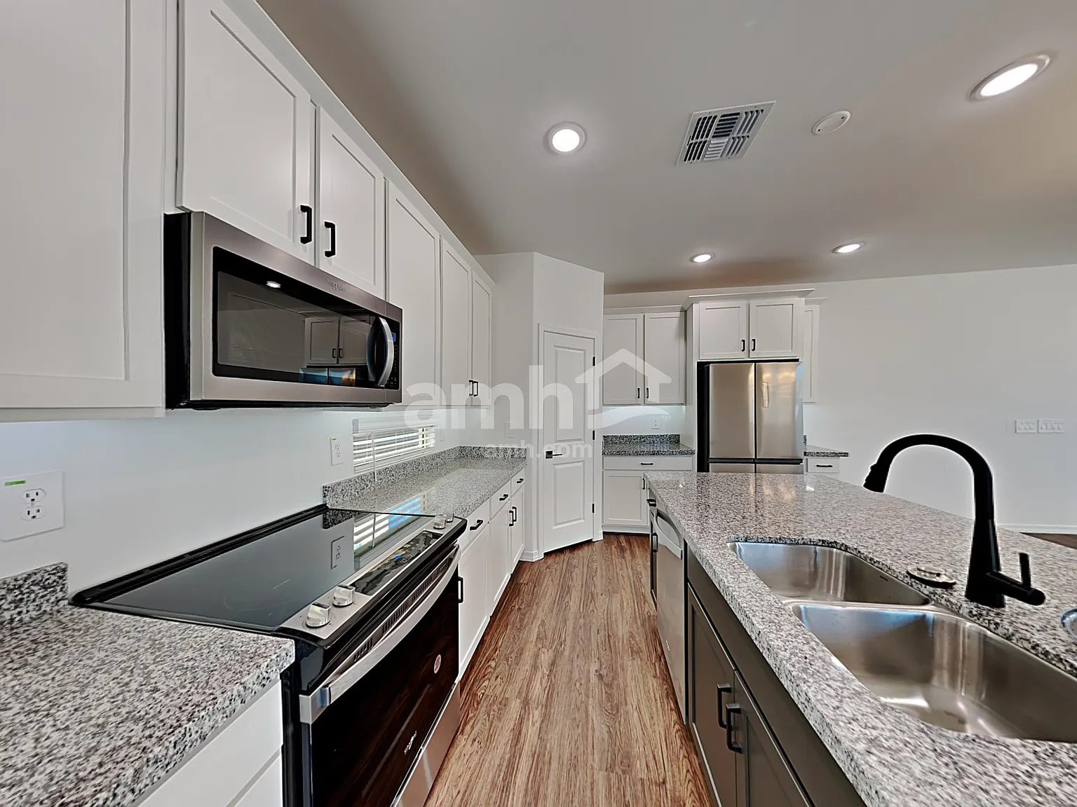 3 bed, 2.5 bath, 2050 sqft, $2,410 — Photo 3