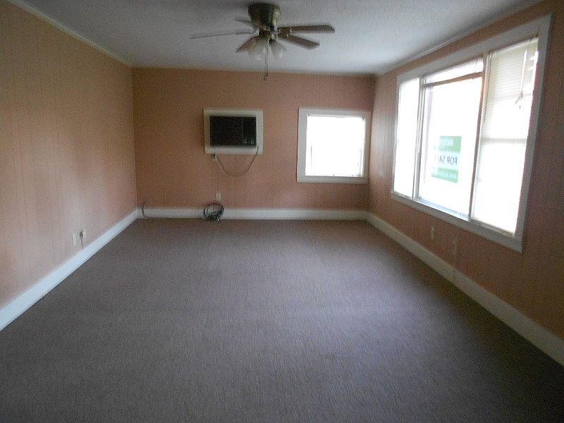 2nd image of 914 Pecan Ave