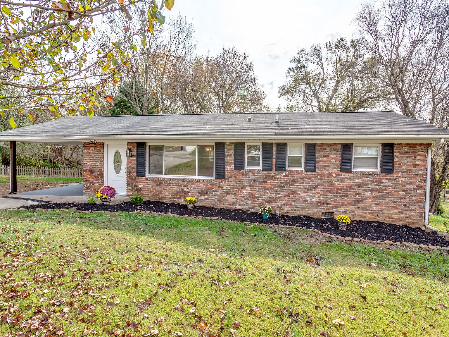 3 bed, 1.5 bath, 1100 sqft, $2,000 — Photo 1