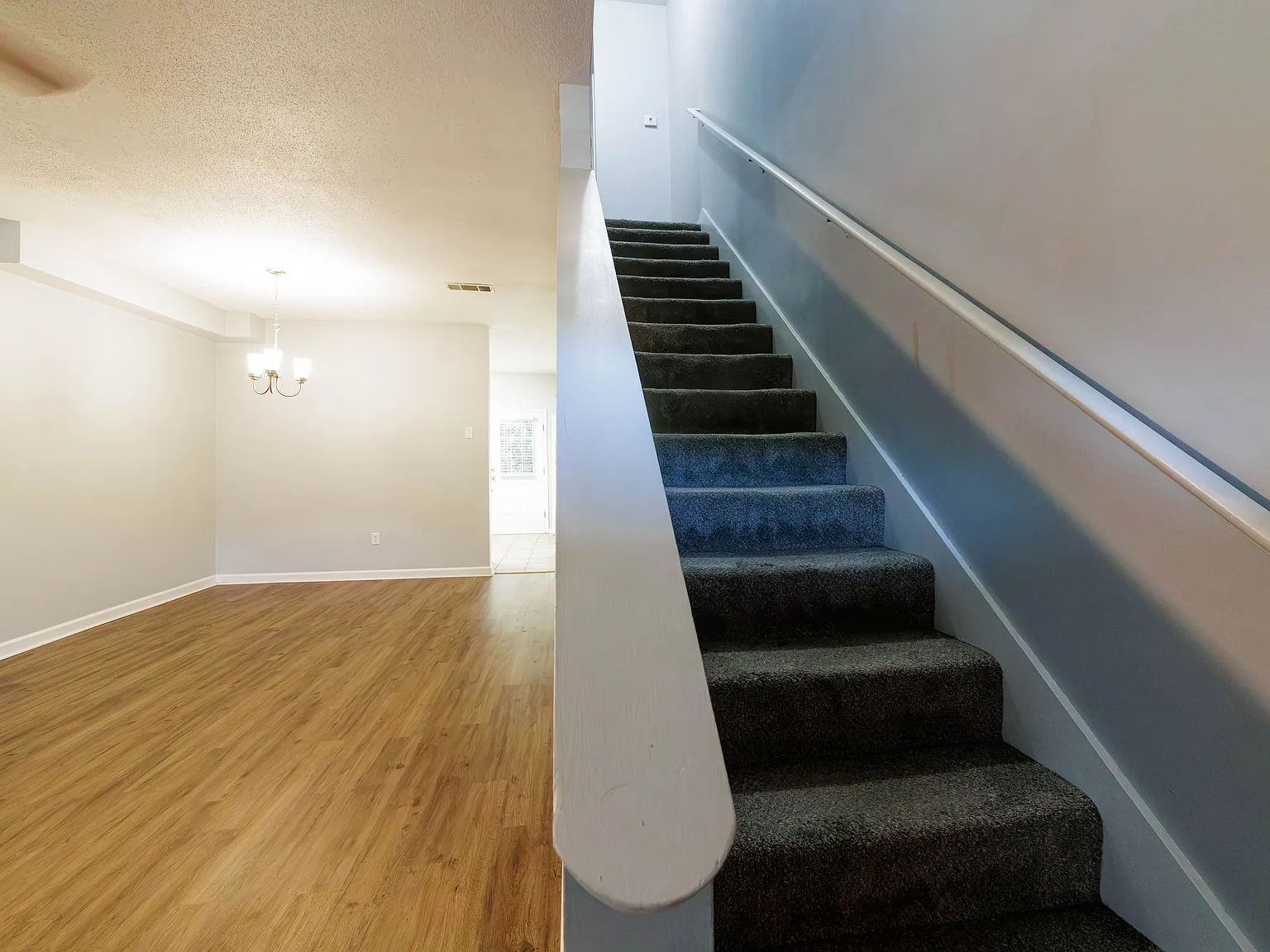 2 bed, 2.5 bath, 1285 sqft, $1,400 — Photo 2