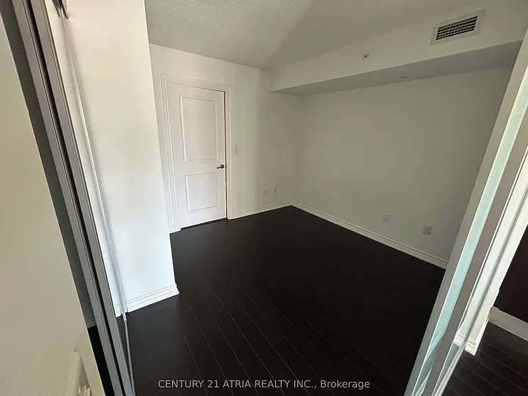 386 Yonge St #1019 — Photo 4
