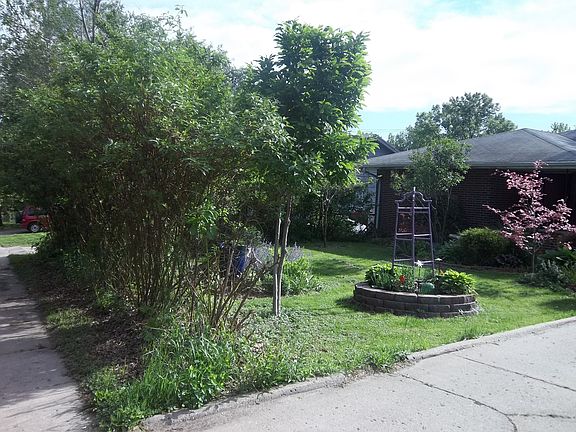 Sidewalk/Driveway view