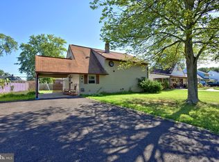 19 Ruby Ln, Levittown, PA 19055