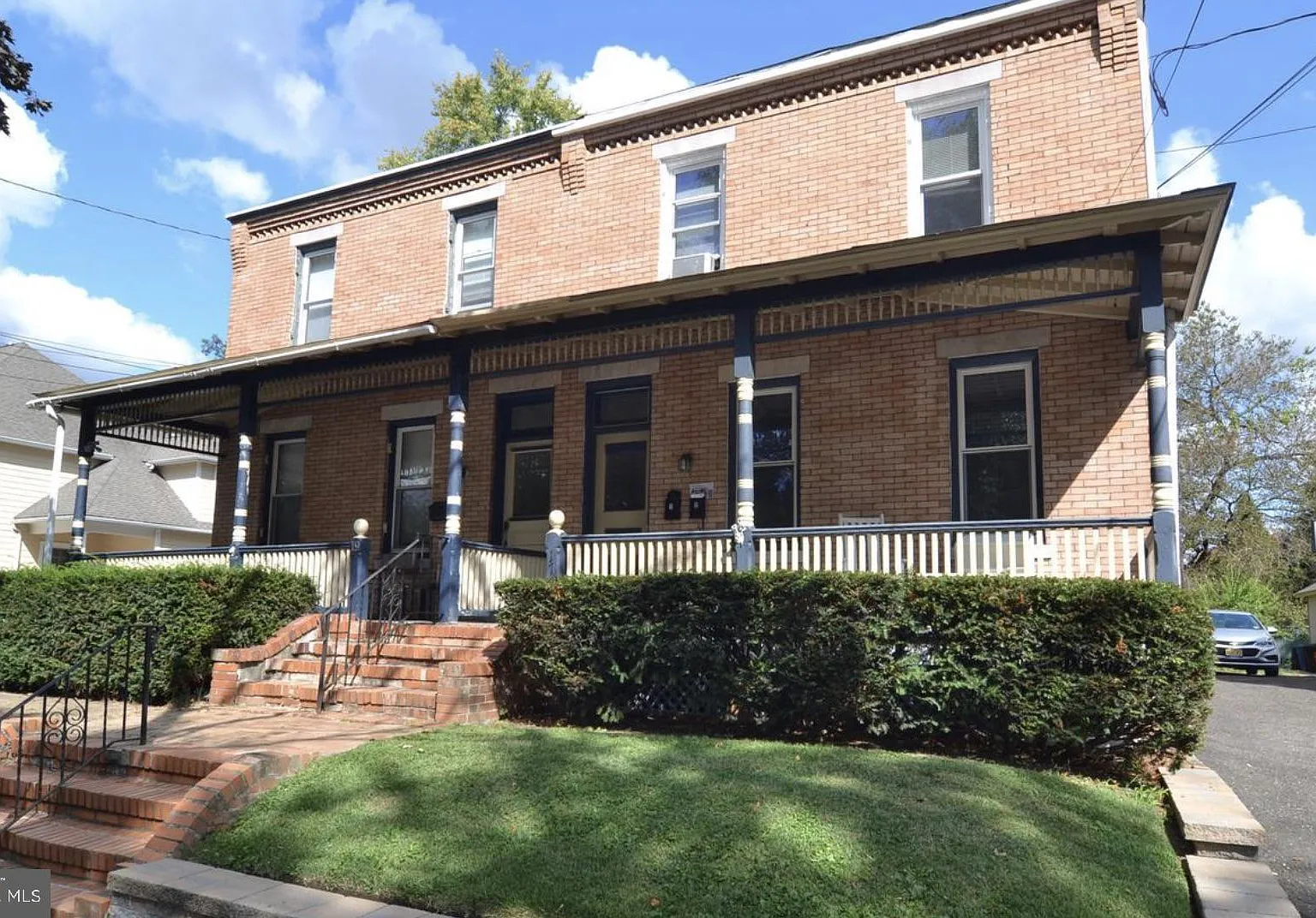 2 bed, 1.0 bath, 2120 sqft, $2,350 — Photo 1