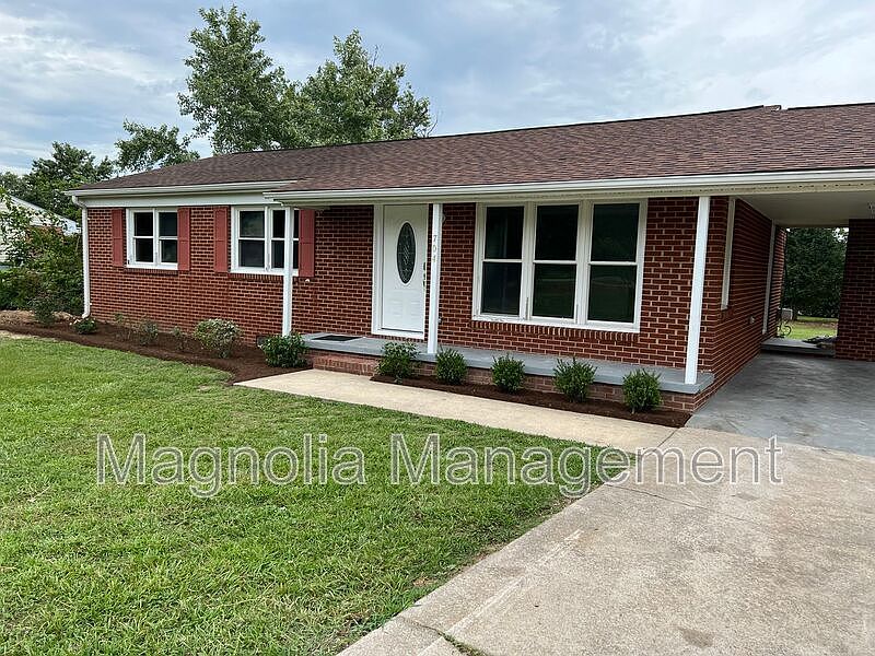 1st image of 704 Cardinal Dr