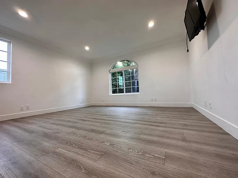 6742 Radford Ave — Photo 7