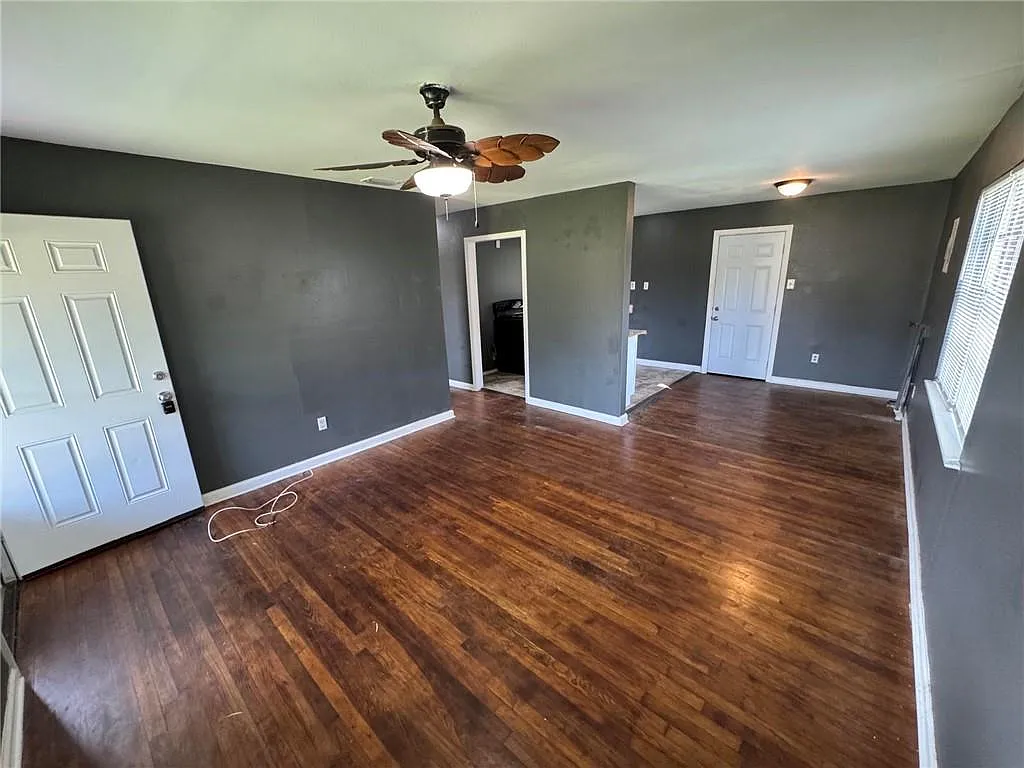 3 bed, 1.0 bath, 975 sqft, $1,000 — Photo 4