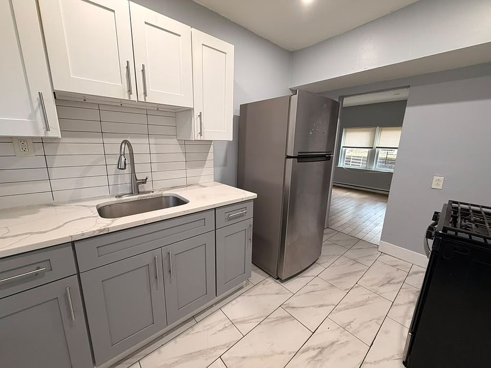 1st image of 142 Rowe St Floor 1