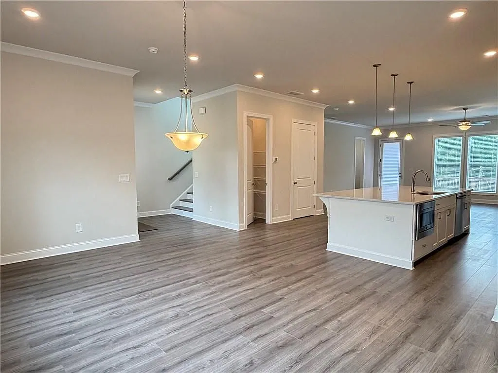 4 bed, 4.0 bath, 3176 sqft, $3,700 — Photo 3