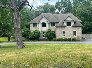 1325 Huntington Ln, Dalton, PA 18414